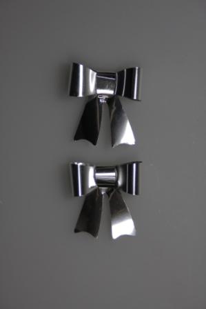 vlinderstrikje zilver met plakker 4 cm doos @ 50