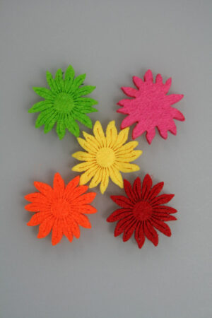 zonnebloem vilt 2,5cm met plakker ass. doos @ 50 stuks